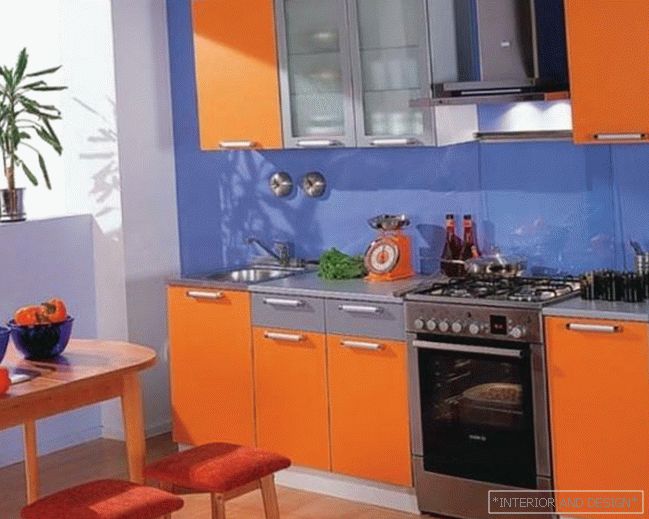 Modro-oranžový design kuchyně