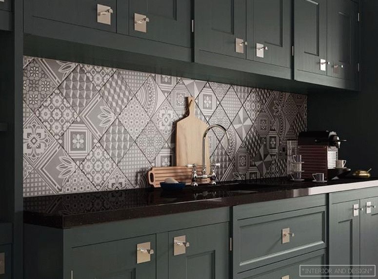 Diagonální styling плитки на кухонном фартуке