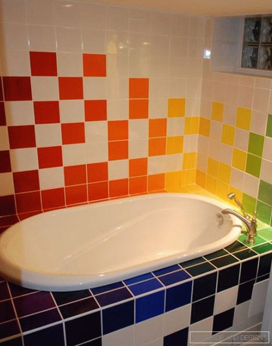 Dlaždice různých barev v zimní koupelně - 4