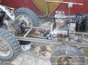 Traktor s vlastním pohonem začíná volbou rámu a instalací motoru.